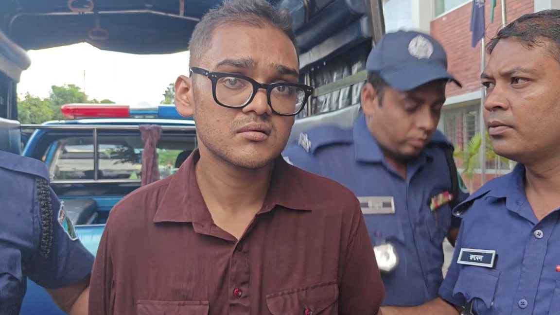 নাটোরে মন্ত্রীর পথসভা থেকে উদ্ধার অস্ত্রটি খেলনা পিস্তল