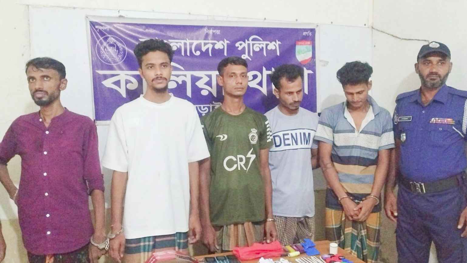 চাঁদপুরের ইলিশ বিক্রির নামে প্রতারণা, নড়াইলে ৫ যুবক গ্রেফতার