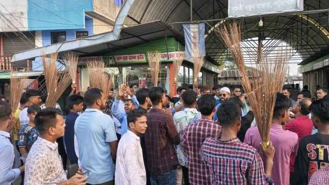 ত্যাগীদের বাদ দিয়ে যুবদলের কমিটি গঠনের অভিযোগ, প্রতিবাদে ঝাড়ু মিছিল