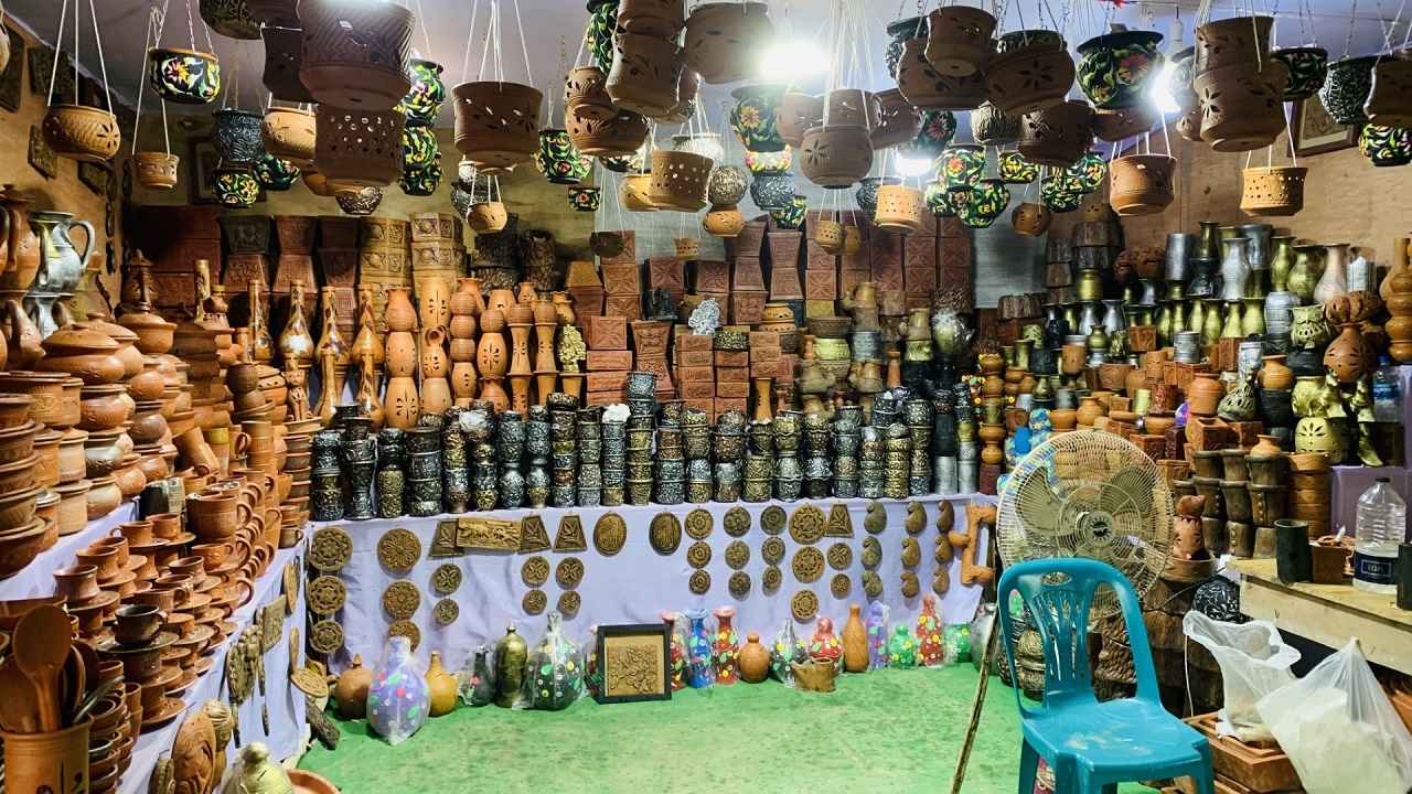 বৃক্ষমেলায় গাছের সঙ্গে নজর কাড়ছে মাটির তৈজসপত্র