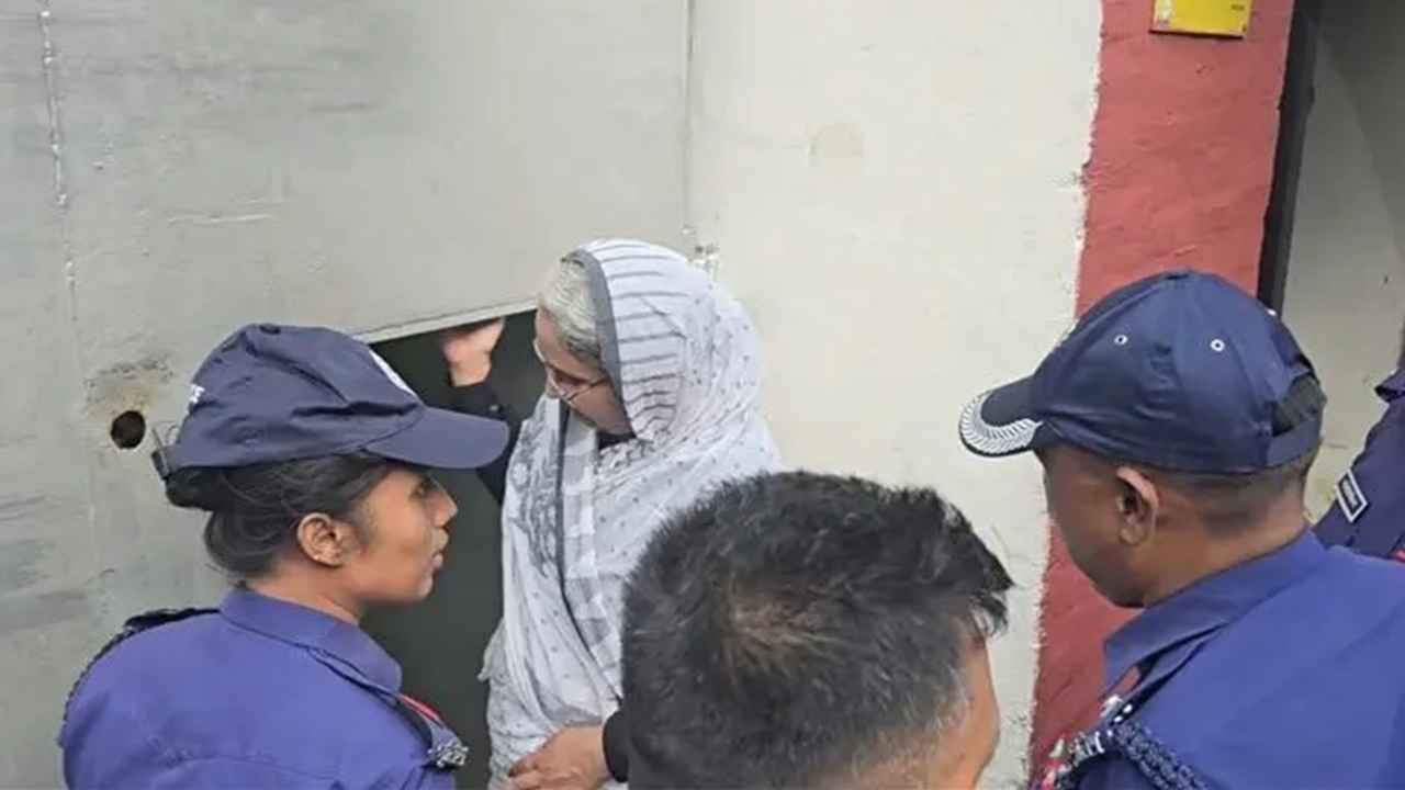 স্বামীকে শেষ বিদায় জানিয়ে আবার মুন্সীগঞ্জ কারাগারে দীপু মনি