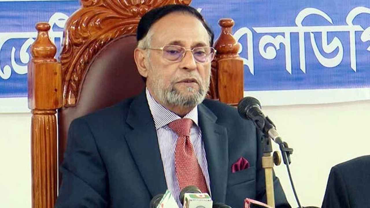 বৃহস্পতিবার (১৩ আগস্ট) রাষ্ট্রপতি পদে মনোনয়নপত্র জমা দেওয়ার সময়সীমা শেষ হওয়ার পর নিজ কার্যালয়ের সামনে আয়োজিত এক প্রেস ব্রিফিংয়ে এ তথ্য জানান ইসির জ্যেষ্ঠ সচিব আখতার আহমেদ।