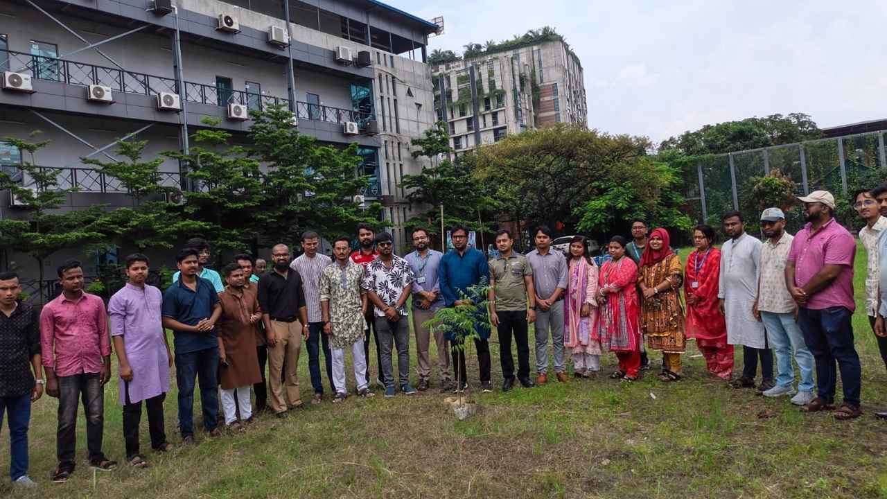 বৃক্ষরোপণ ও খেলার সামগ্রী বিতরণ করল রয়েল বিশ্ববিদ্যালয় ছাত্রদল