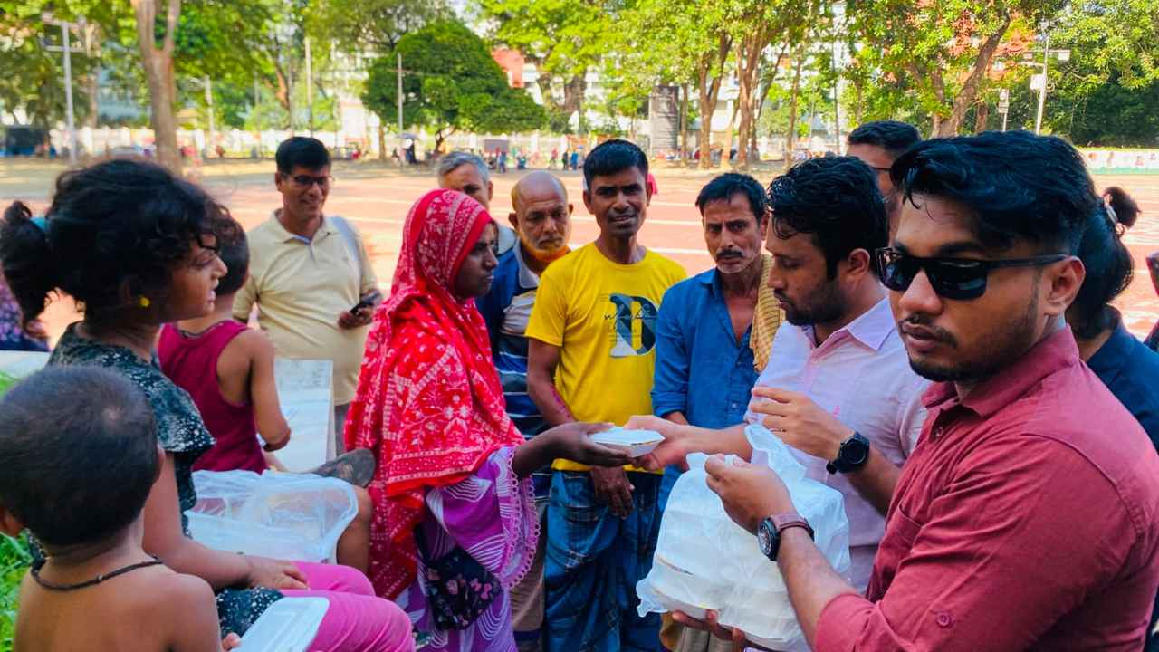 ছাত্রদল নেতা তারিকের উদ্যোগে ঢাবিতে ছিন্নমূল মানুষের মাঝে খাবার বিতরণ