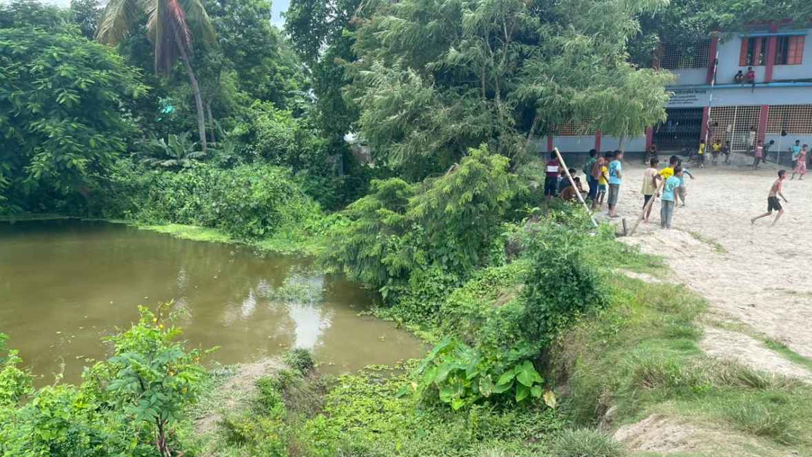 বিদ্যালয়ের রাস্তা না থাকায় দুর্ভোগে কমলমতি শিক্ষার্থীরা