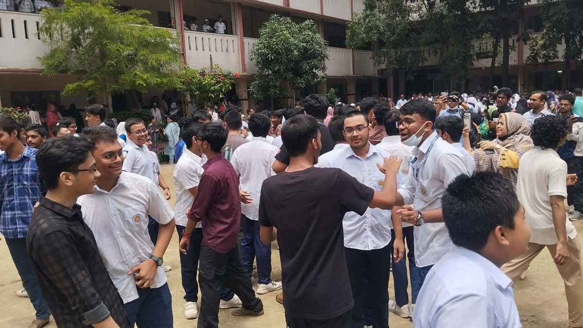 ইংরেজি ও গণিতের ‘ধাক্কায়’ পাসের হারে ধস!