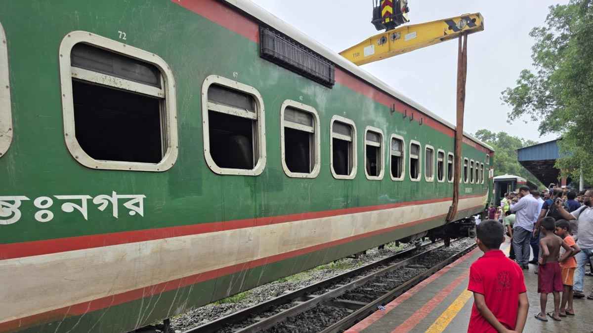 সিরাজগঞ্জে বগি লাইনচ্যুত: ৪ ঘণ্টা পর ট্রেন চলাচল শুরু