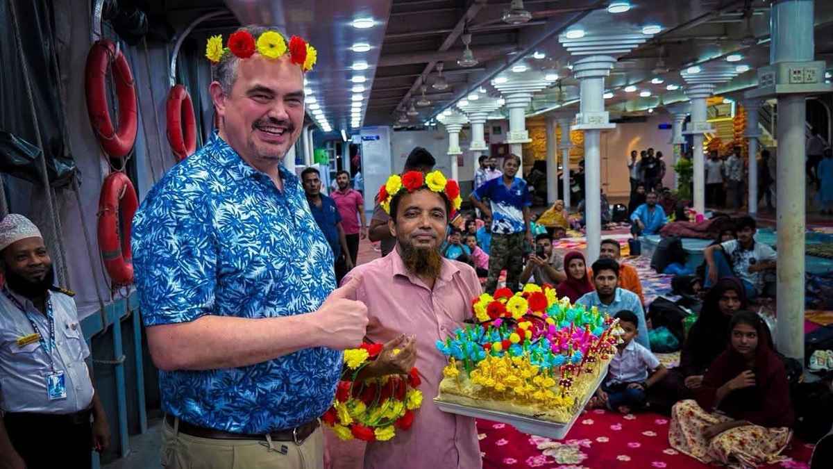 নদীপথে বরিশালে মার্কিন রাষ্ট্রদূত, লঞ্চে যাত্রীদের সঙ্গে আড্ডা