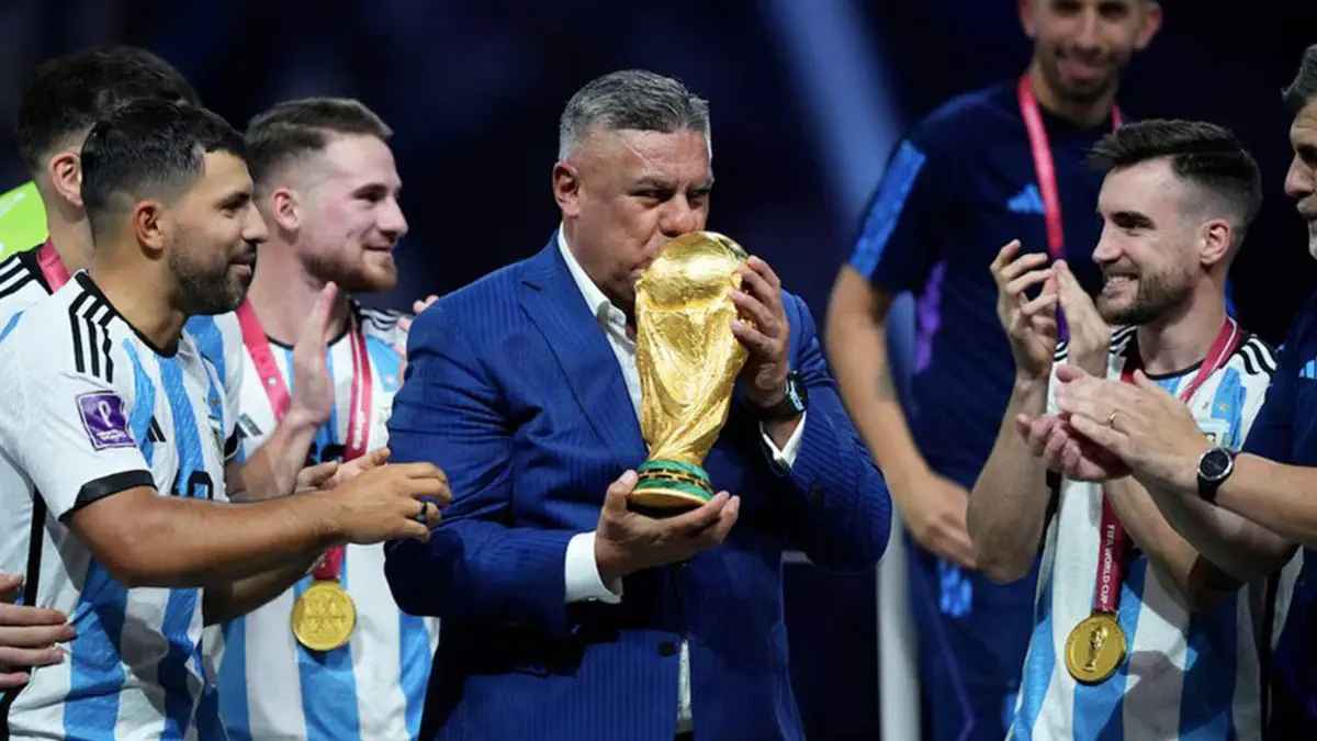 ফুটবল সংস্থার সভাপতির দেশত্যাগে নিষেধাজ্ঞা