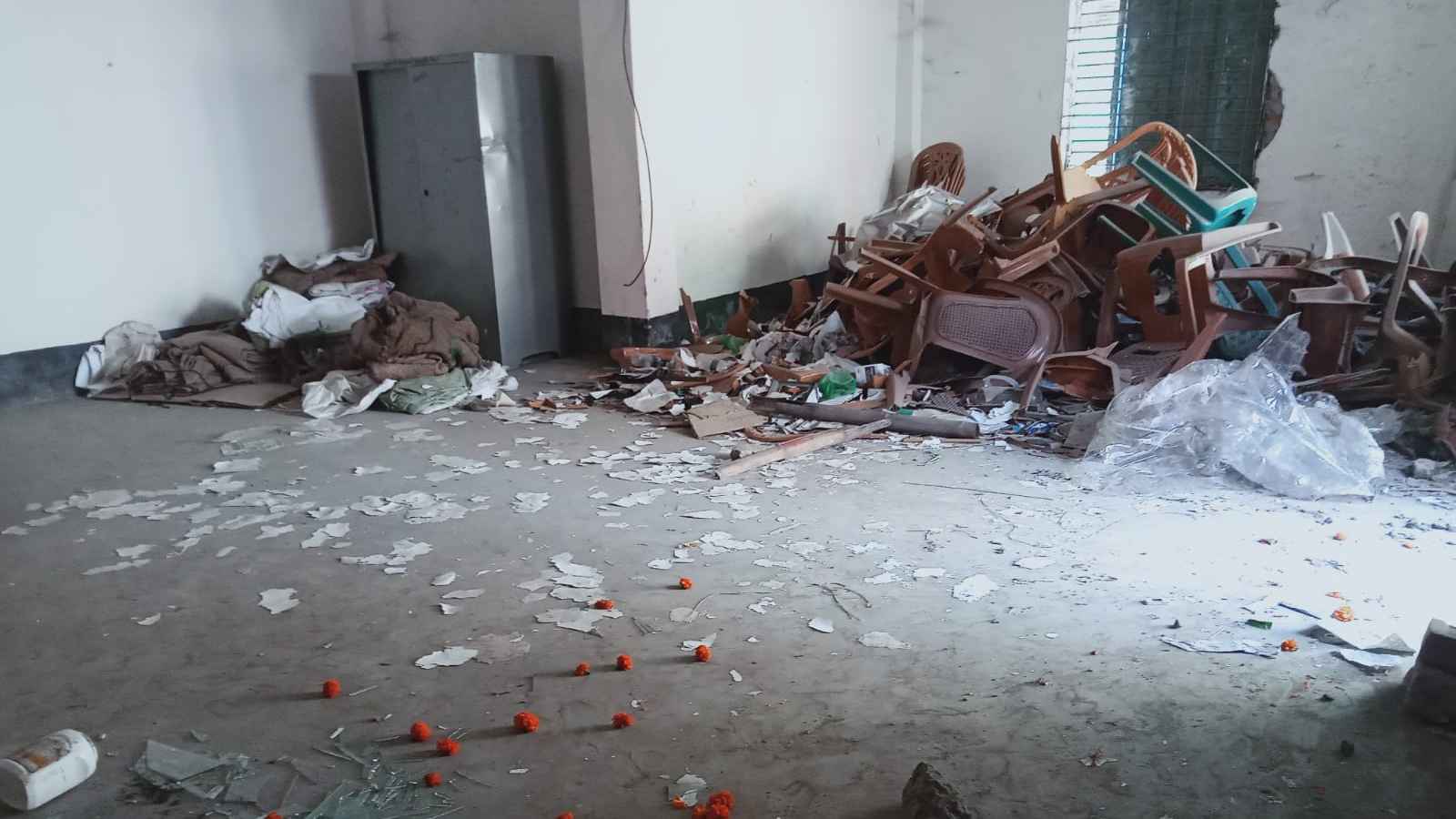 বরগুনায় ১৮ মাস পর আ.লীগ কার্যালয়ে ছবি টানানো, কয়েক ঘণ্টা পর ভাঙচুর