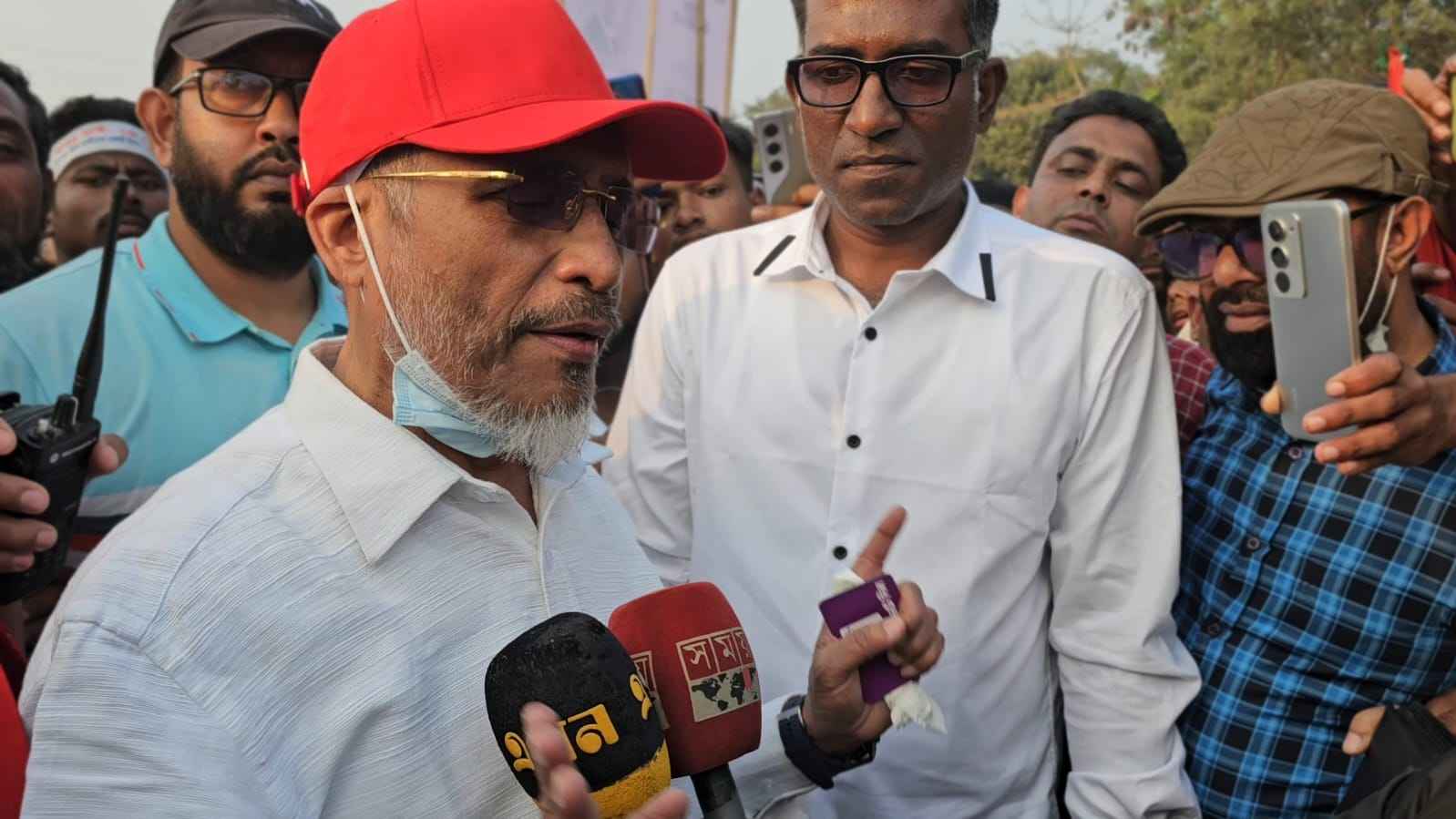 একটি দল হতাশাগ্রস্ত হয়ে আবোল তাবোল বলছে: বাবর