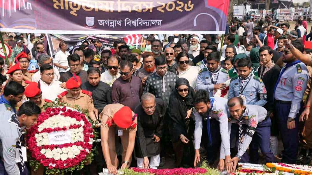 কেন্দ্রীয় শহীদ মিনারে জবির শ্রদ্ধা