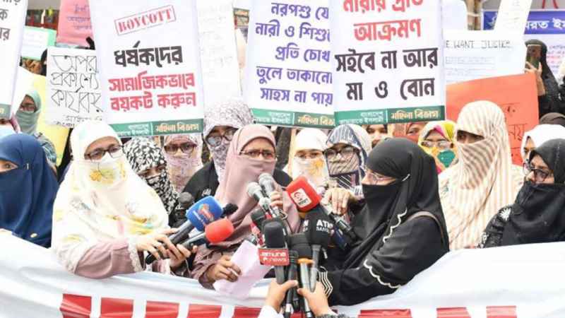 নারী-শিশু নির্যাতনের প্রতিবাদে জামায়াতের নারী নেত্রীদের মানববন্ধন
