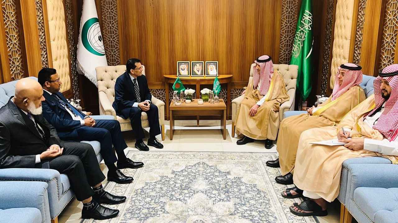 জেদ্দায় ওআইসির শীর্ষ নেতাদের সাথে পররাষ্ট্রমন্ত্রীর বৈঠক