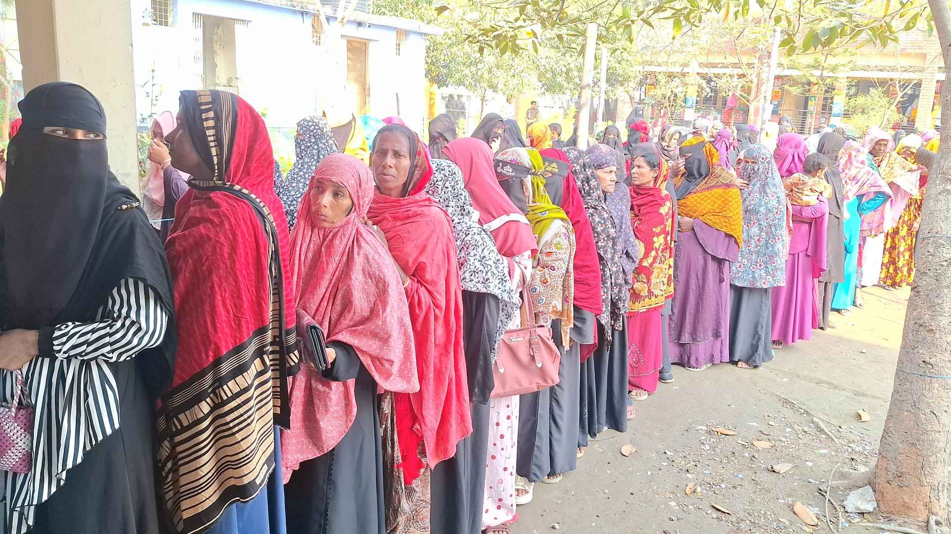 নওগাঁয় নারী ভোটারদের দীর্ঘ লাইন, ভোট দিতে পেরে উচ্ছ্বাসিত
