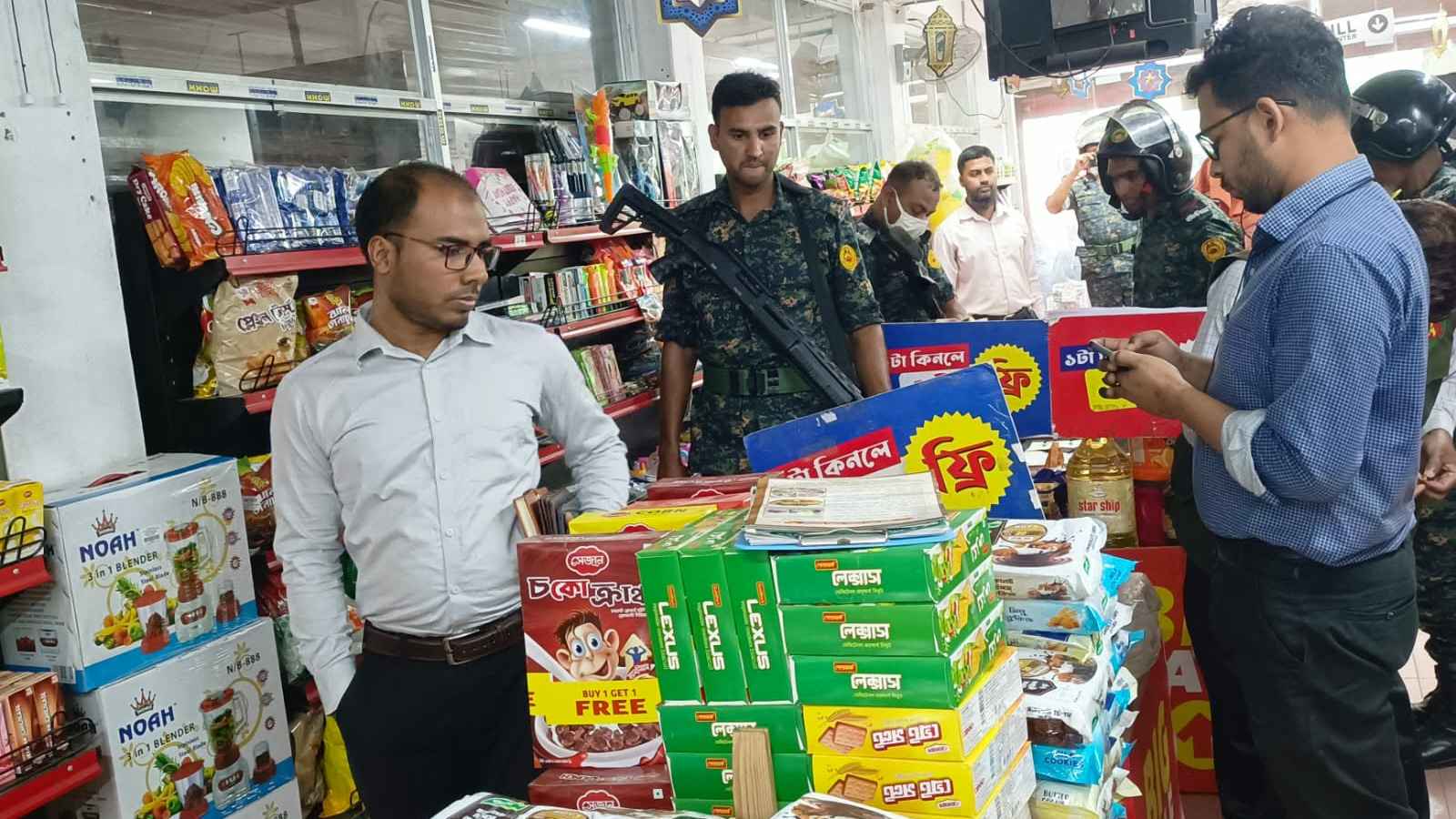 লক্ষ্মীপুরে স্বপ্ন সুপার শপসহ ৫ ব্যবসা প্রতিষ্ঠানকে জরিমানা