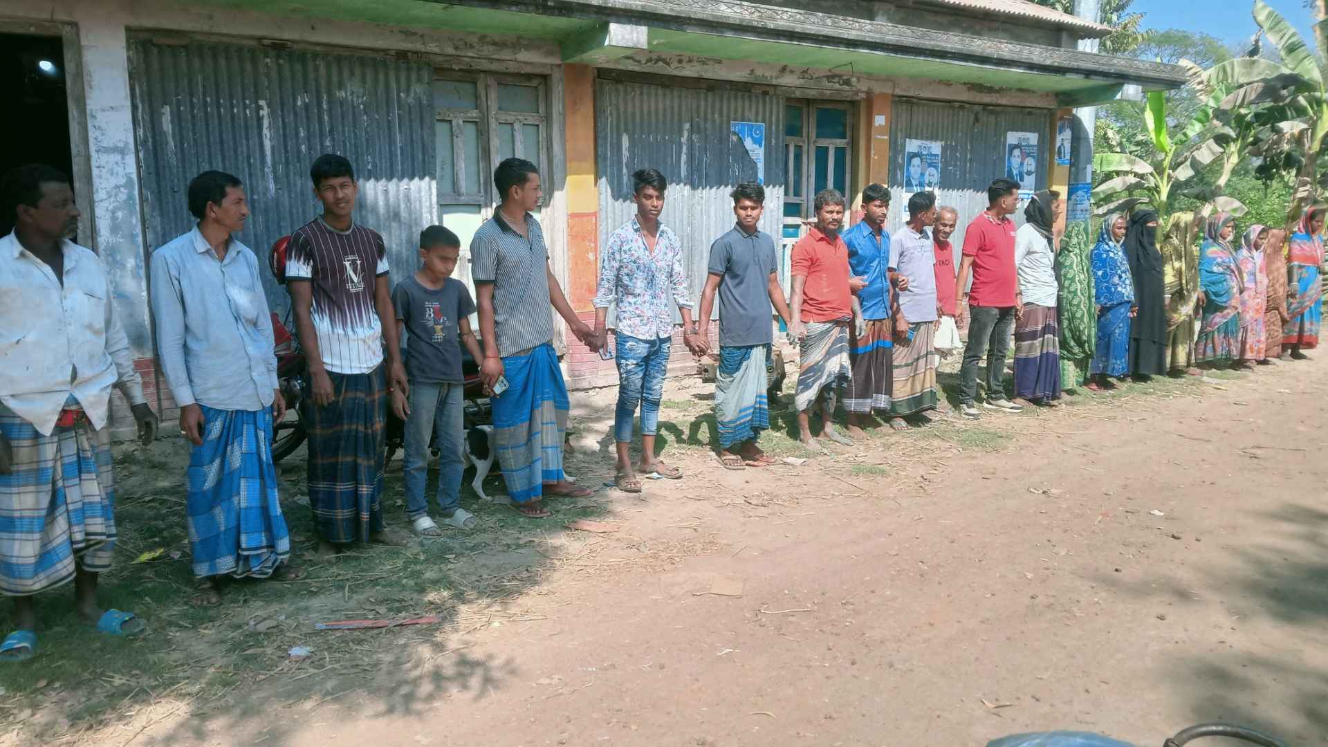 হাতিয়ায় হামলার প্রতিবাদে এনসিপির বিরুদ্ধে মানববন্ধন