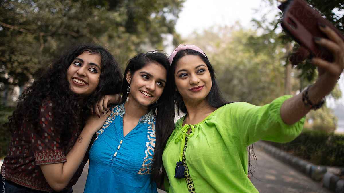 সাবধান! একটি সেলফিই জানিয়ে দিতে দেবে আপনার বাড়ির ঠিকানা