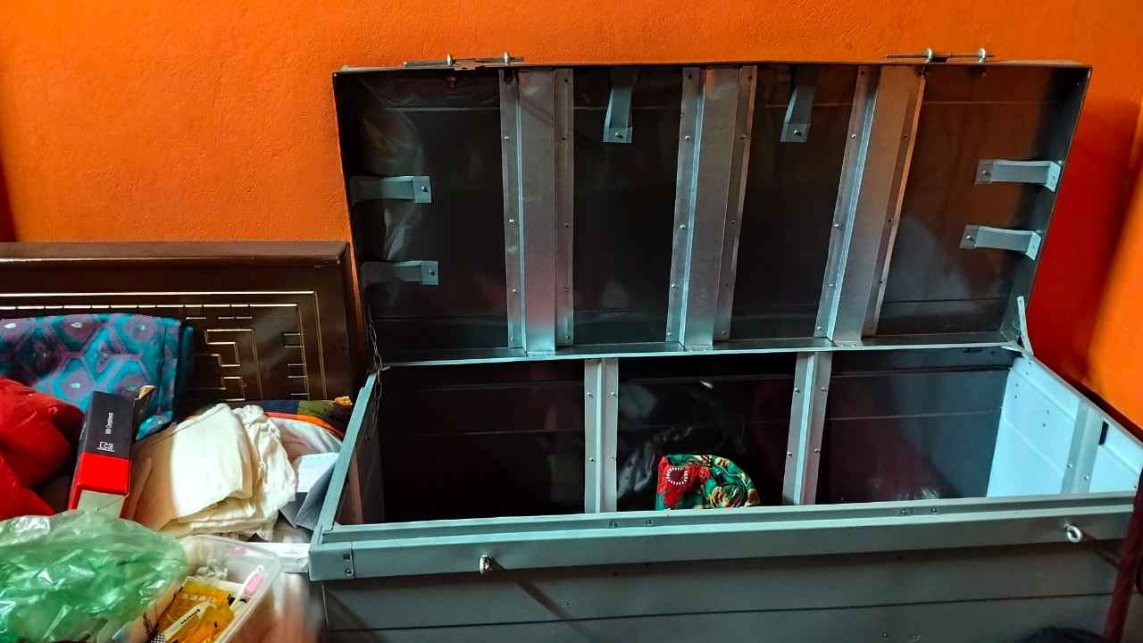 মোহনগঞ্জে ব্যবসায়ীর ঘরের তালা ভেঙে নগদ টাকা ও স্বর্ণালংকার চুরি