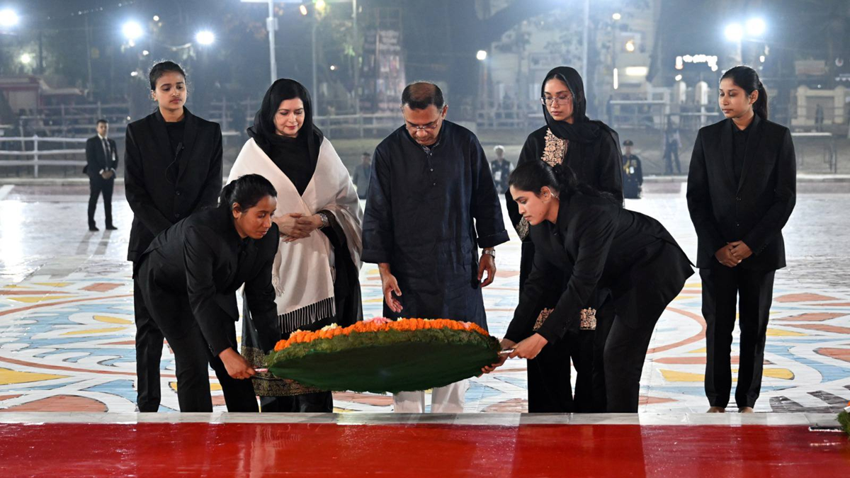 স্ত্রী-কন্যাকে নিয়ে ভাষা শহীদদের প্রতি শ্রদ্ধা জানালেন প্রধানমন্ত্রী
