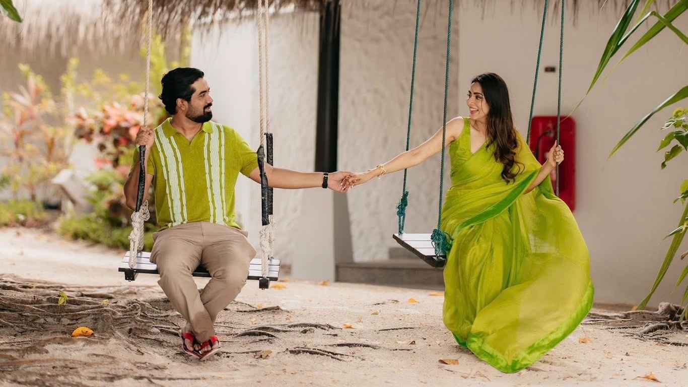 ভালোবাসার কুঞ্জে মিম-সনি যেন এক জোড়া টিয়ে
