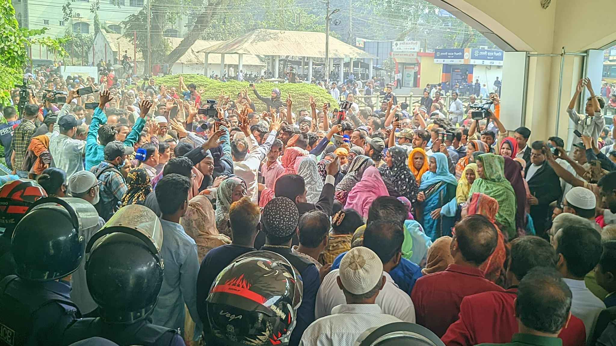 রংপুরে ভোট পুনর্গণনার দাবিতে ডিসি অফিস ঘেরাও