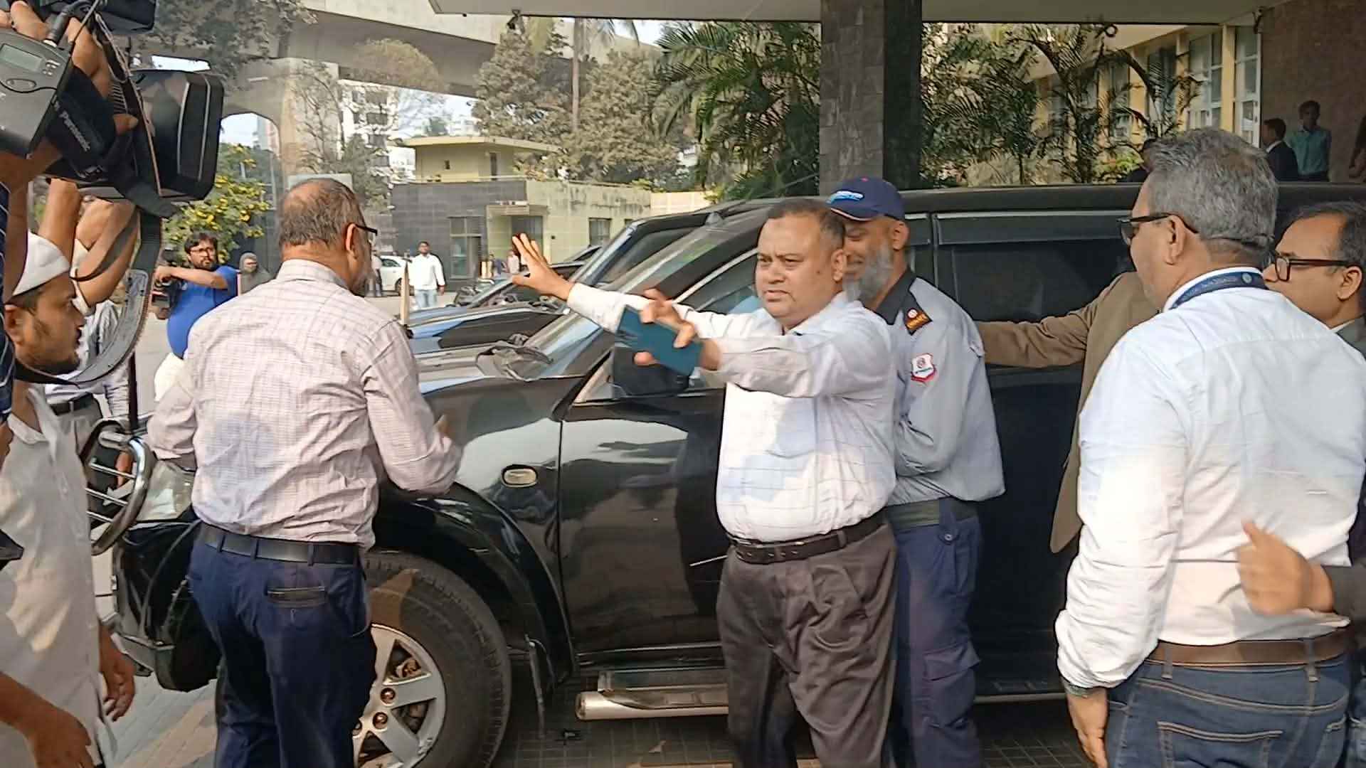 গভর্নরের উপদেষ্টা আহসানুল্লাহকে বের করে দিলেন আন্দোলনকারী কর্মকর্তারা