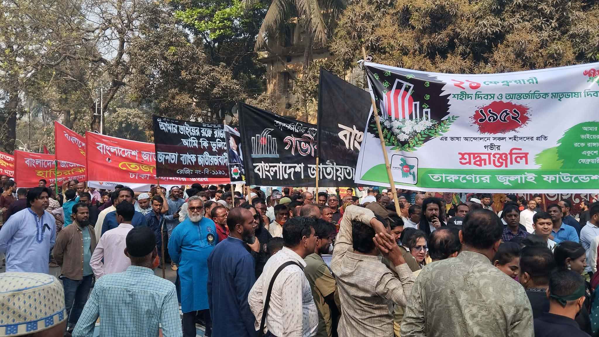 শহীদ মিনারে শ্রদ্ধার দীর্ঘ সারি, আবেগে ভাসছে প্রাঙ্গণ