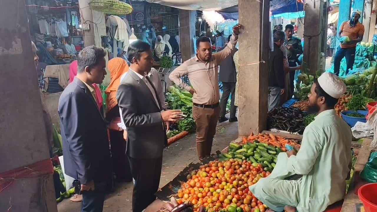 নিত্যপণ্যের বাজার স্থিতিশীল রাখতে পিরোজপুর জেলা প্রশাসনের অভিযান