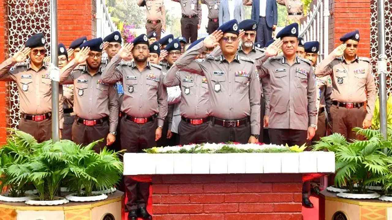 ‎রাজারবাগে পুলিশ স্মৃতিসৌধে নতুন আইজিপির শ্রদ্ধা
