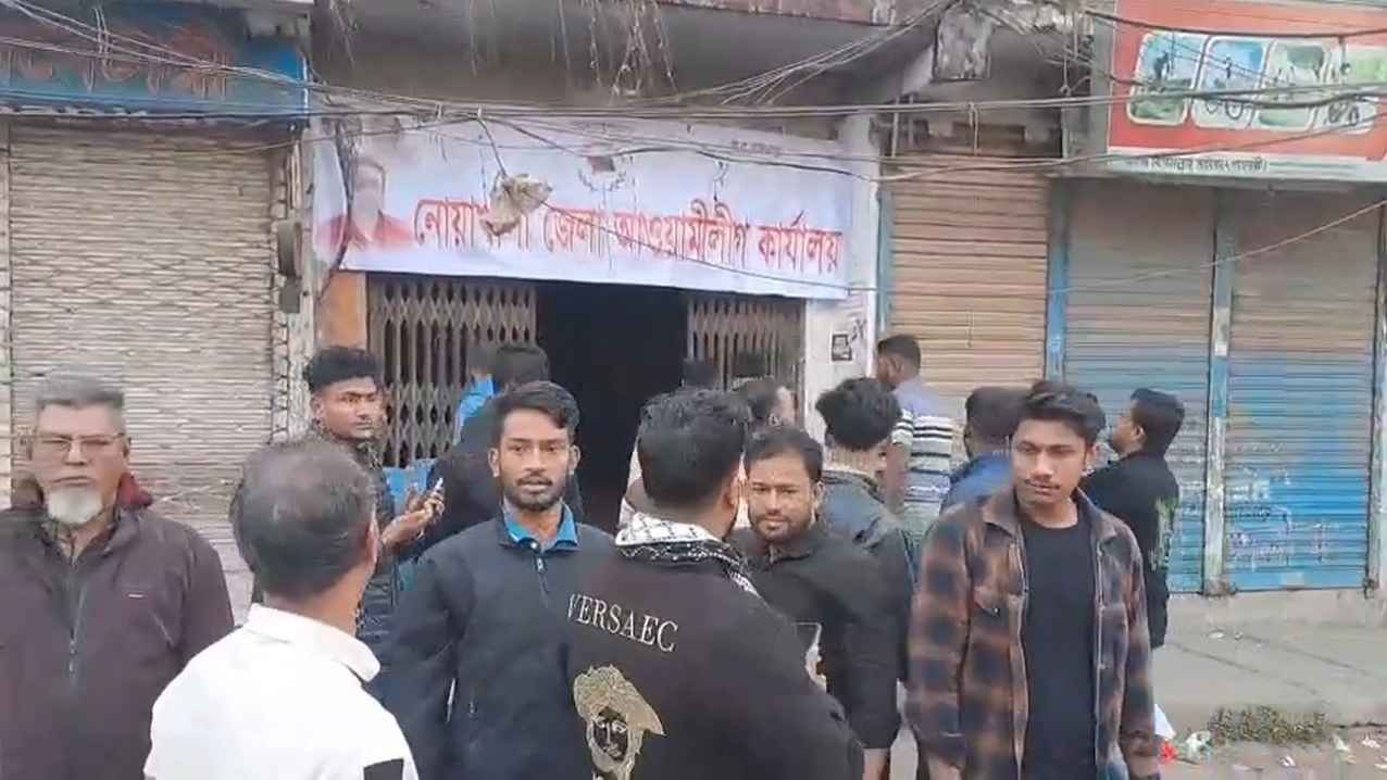 নোয়াখালীতে আওয়ামী লীগ কার্যালয়ের তালা ভেঙে ভেতরে ঢুকলেন নেতাকর্মীরা