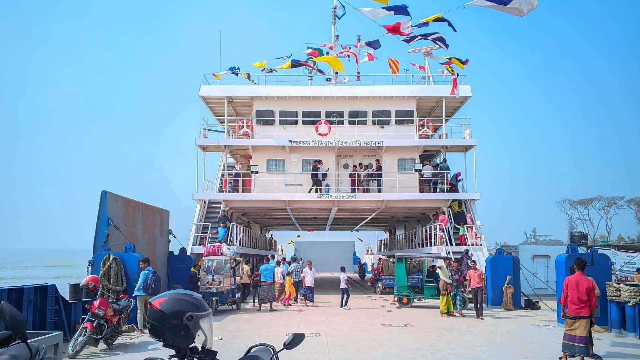 মাস্টারকে ফোনে হুমকি: হাতিয়ায় ফেরি চলাচল সাময়িক বন্ধ রেখেছে কর্তৃপক্ষ