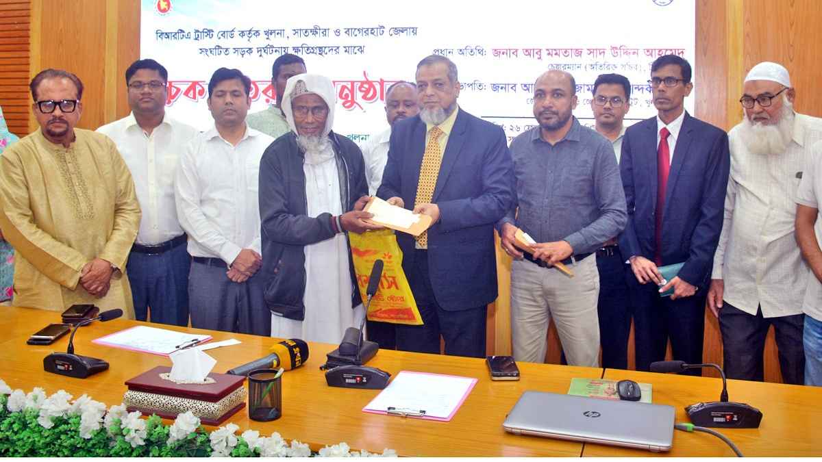 খুলনায় সড়ক দুর্ঘটনায় ক্ষতিগ্রস্তদের মাঝে ৯৬ লাখ টাকার বিতরণ