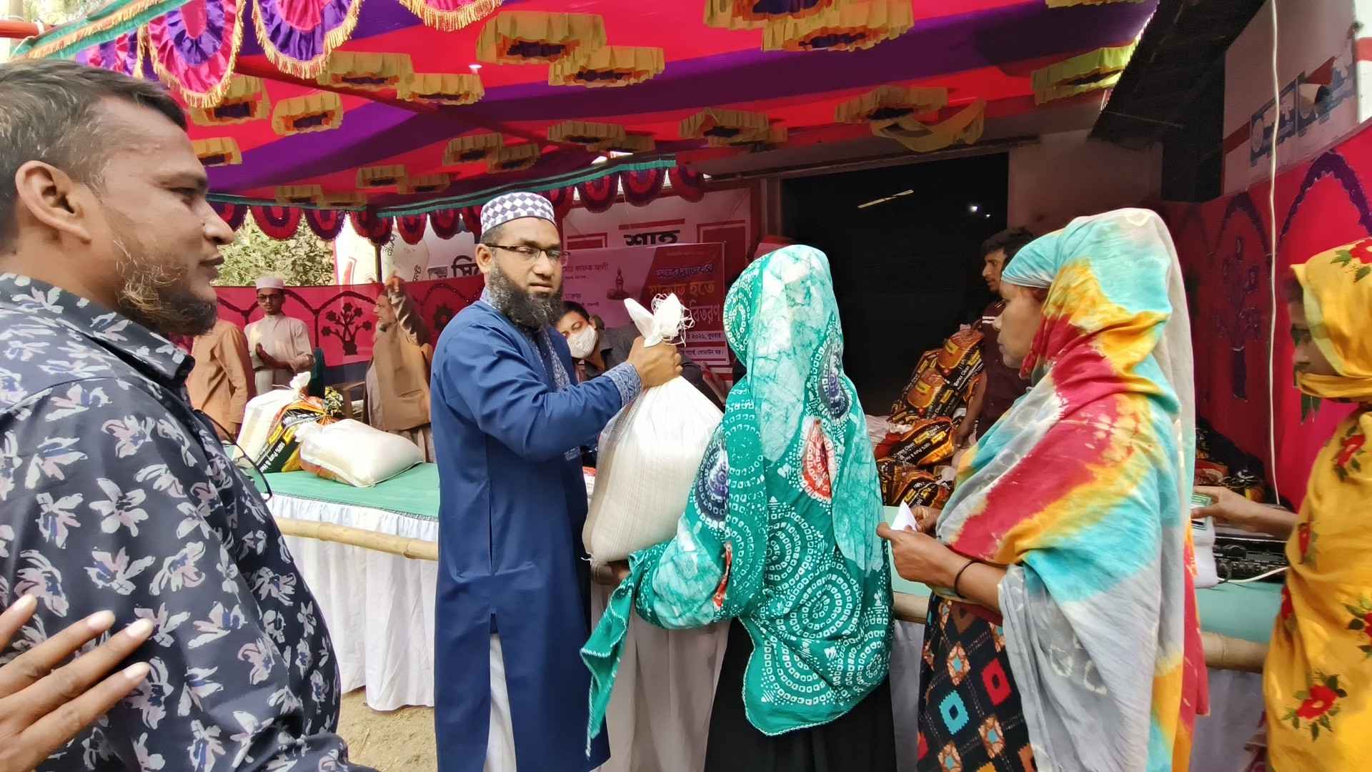 চাঁপাইনবাবগঞ্জে দেড় হাজার দুস্থ পরিবারের মাঝে খাদ্যসামগ্রী বিতরণ