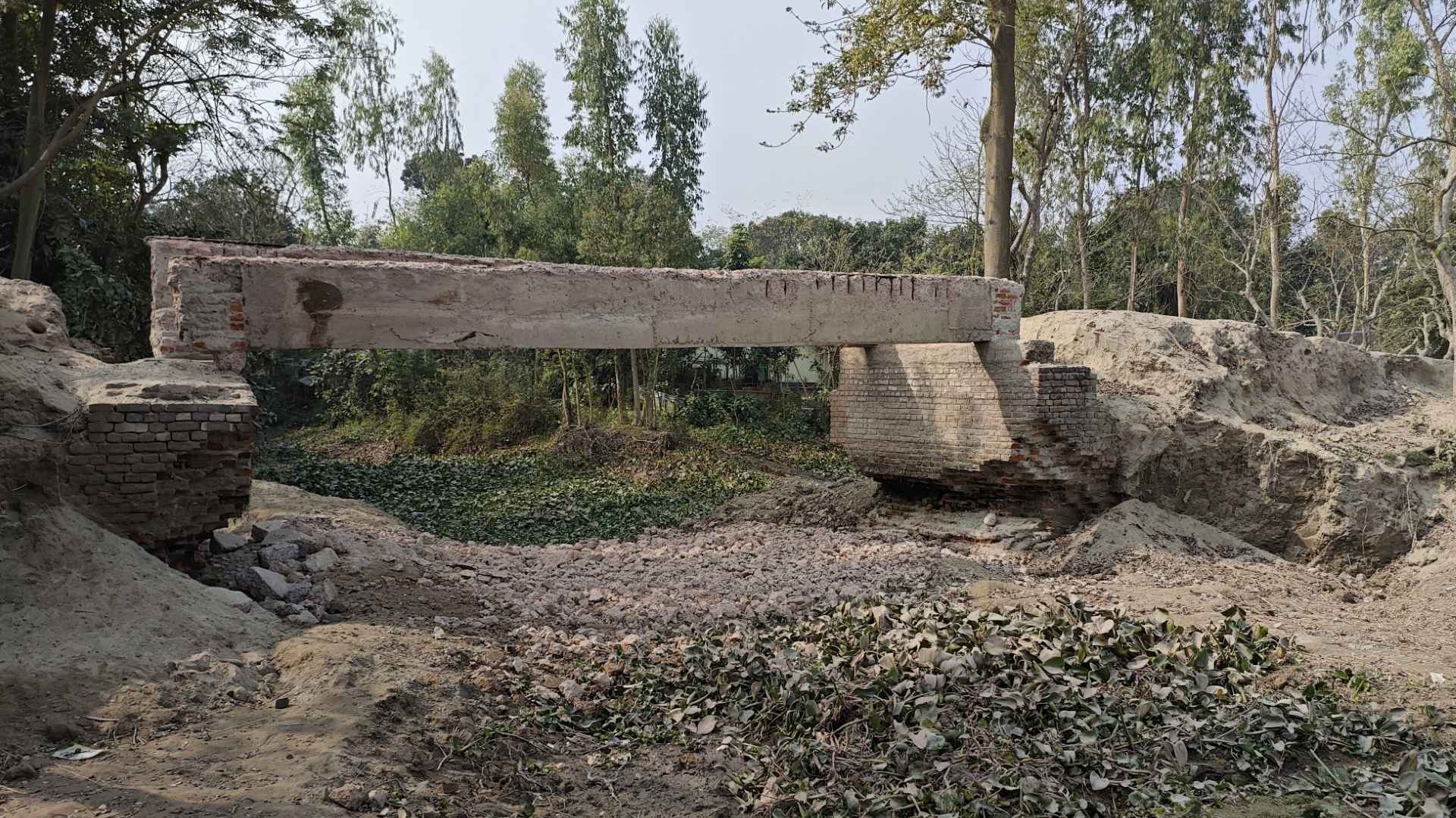 পুনর্নির্মাণের আশ্বাস দিয়ে অক্ষত সেতু ভেঙে নিয়ে গেলেন ইউপি চেয়ারম্যান