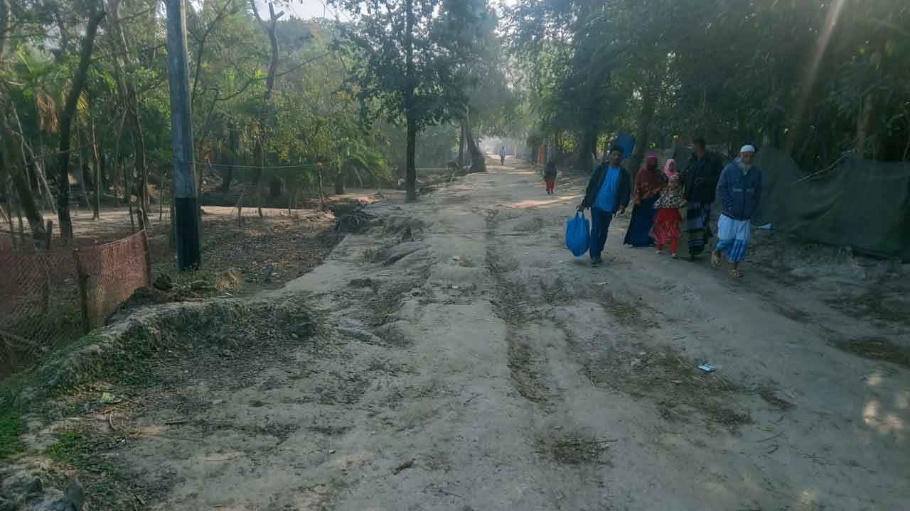ষাট বছরে পূর্ণ সংস্কার হয়নি ‘হাতিয়া রক্ষা বাঁধ’, ঝুঁকিতে জনপদ