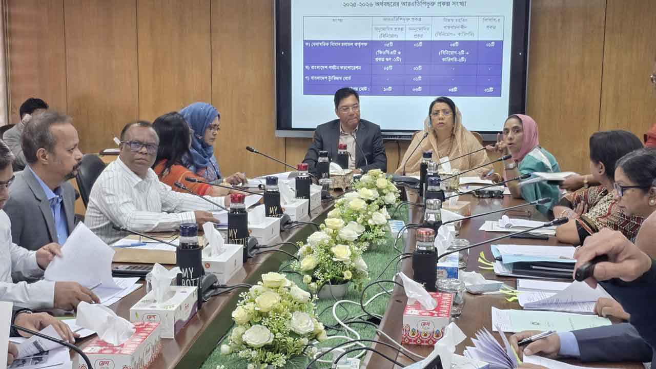 বিমানবন্দরে পরিচ্ছন্নতা জোরদারের নির্দেশ বিমানমন্ত্রীর