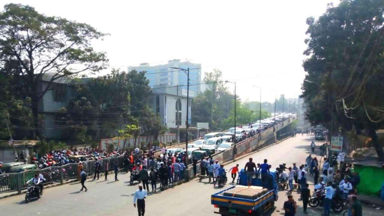 আড়াই ঘণ্টা পর সাতরাস্তা ছেড়েছেন শিক্ষার্থীরা, তবুও কমেনি যানজট