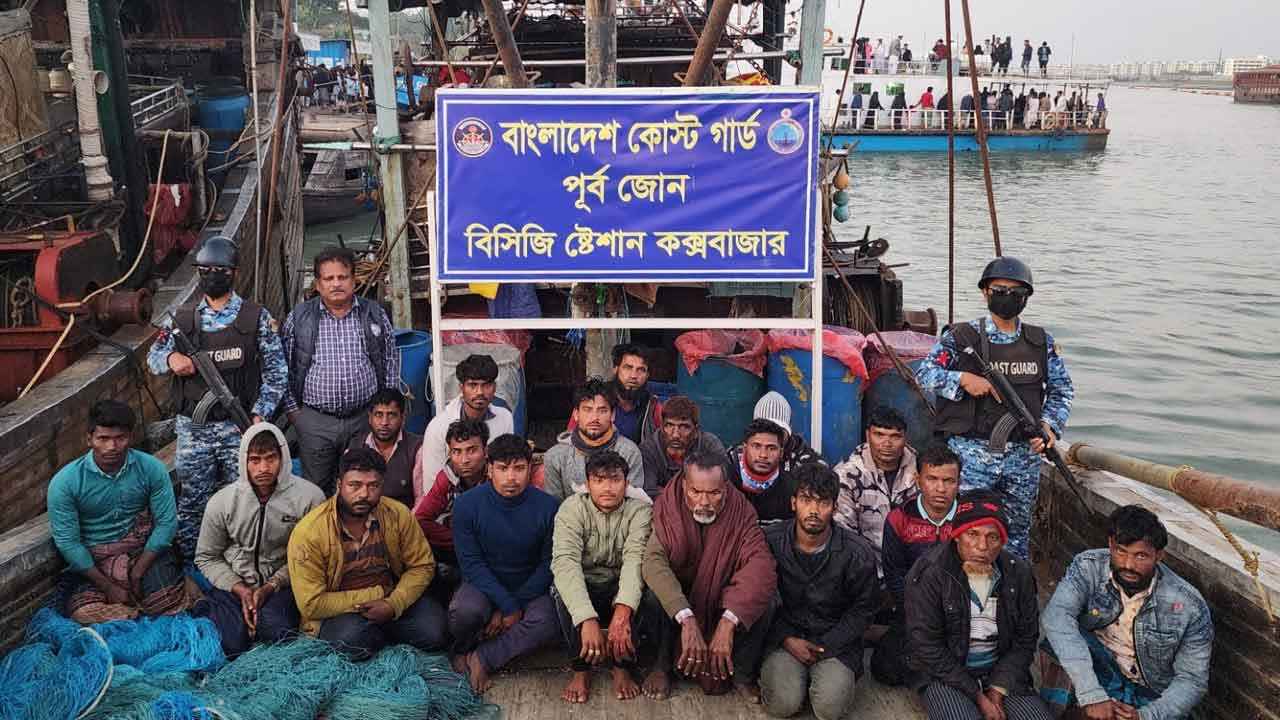 কক্সবাজারে ৩৪ জেলে আটক, দুই অবৈধ ট্রলিং বোট জব্দ