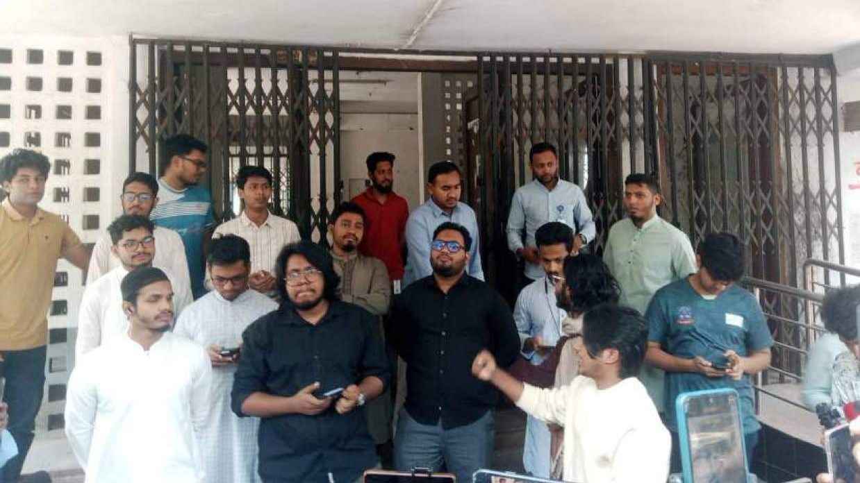 ঢাবিতে নিষিদ্ধ ছাত্রলীগের পোস্টার, ব্যবস্থা নিতে ২৪ ঘণ্টার আলটিমেটাম