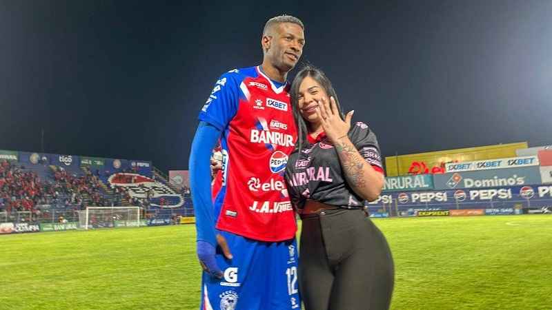 ম্যাচ জিতে মাঠে প্রেমিকাকে বিয়ের প্রস্তাব, ৩ দিনেই শেষ সম্পর্ক