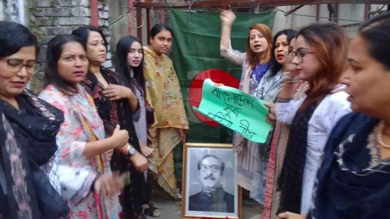 নিষিদ্ধ আ.লীগের ধানমন্ডি অফিসের ফটকে কর্মীদের স্লোগান