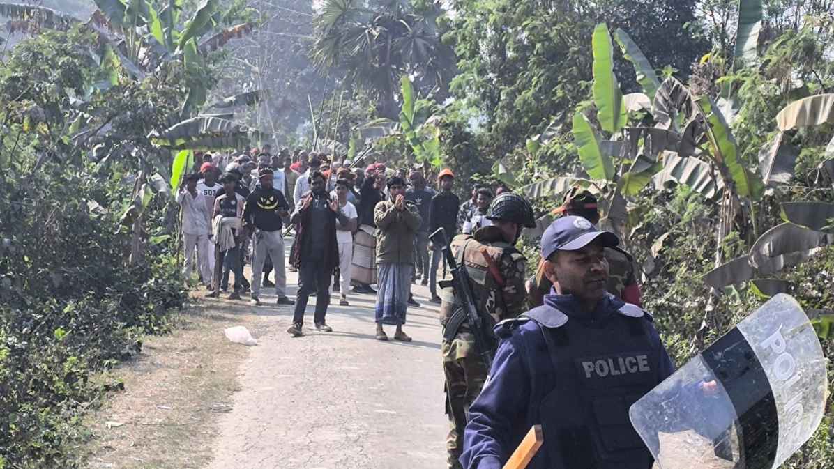 ফরিদপুরে দফায় দফায় সংঘর্ষে বাড়িঘরে হামলা-আগুন: আহত ৩০