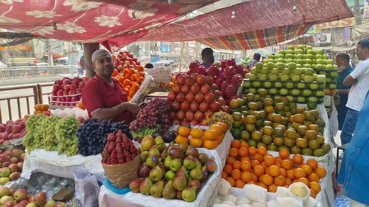 রোজায় কতটা বদলেছে দেশি-বিদেশি ফলের বাজার, বেশি চড়া কোন ফলের দাম?