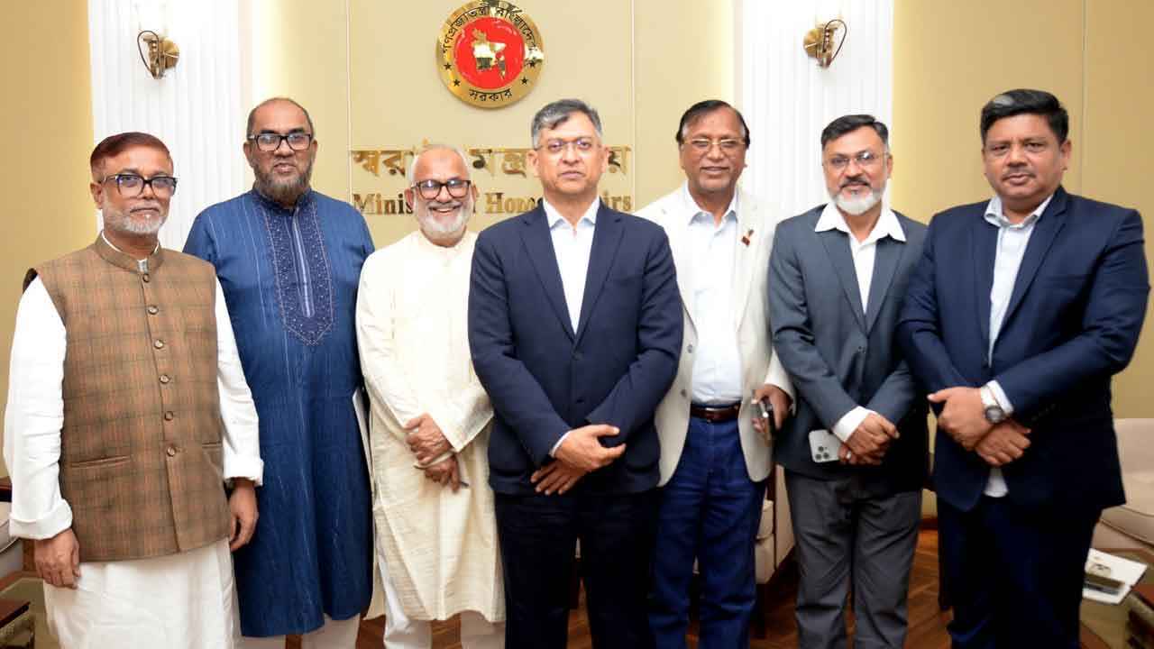 স্বরাষ্ট্রমন্ত্রীর সঙ্গে সাক্ষাৎ করলেন নবনিযুক্ত ছয় সিটি প্রশাসক