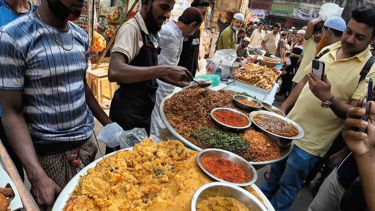 মিরপুরে জমে উঠেছে ইফতারি বাজার, বাড়ছে ক্রেতাদের ভিড়