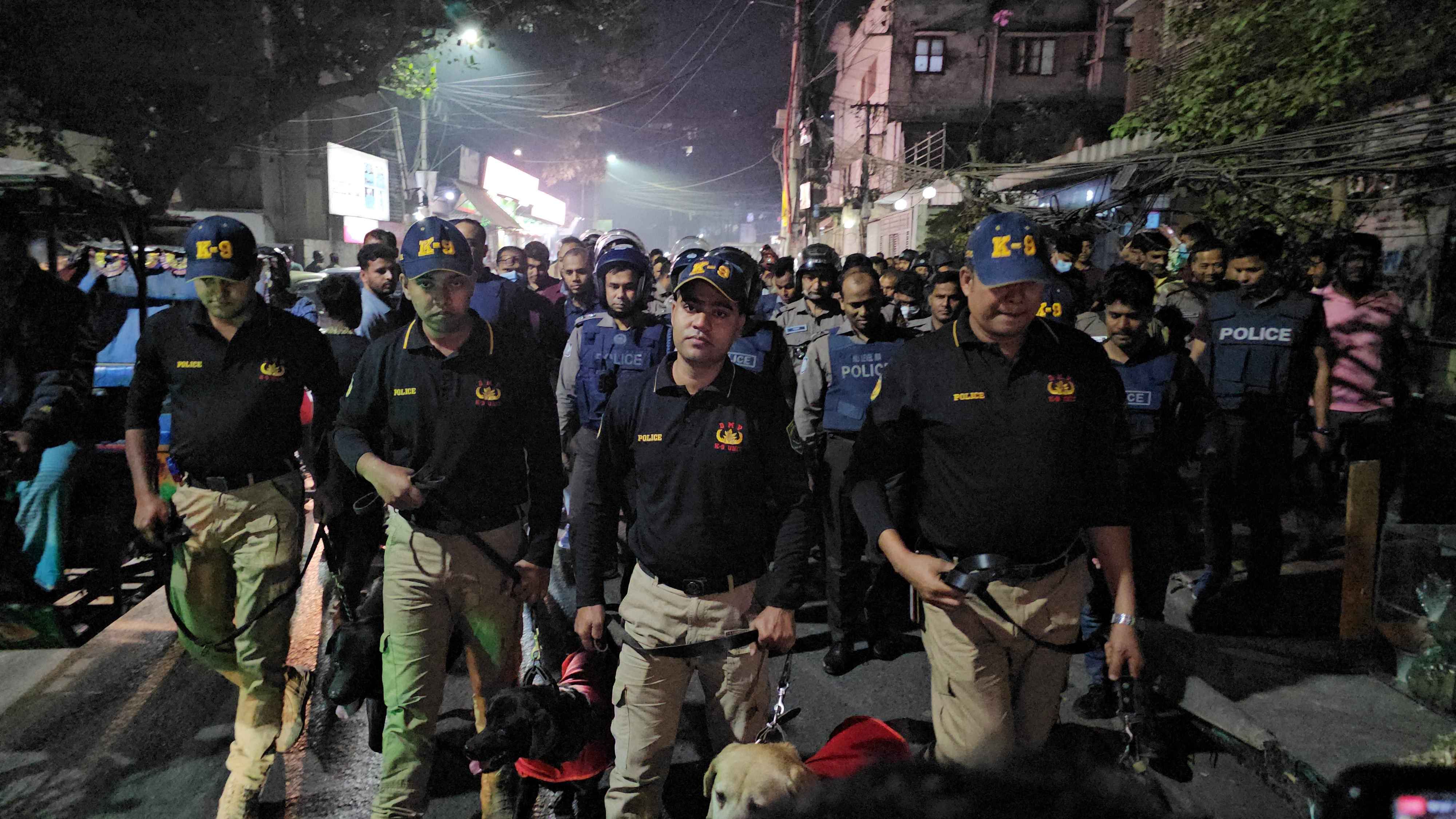 জেনেভা ক্যাম্পে মাদক নির্মূলে পুলিশের অভিযান