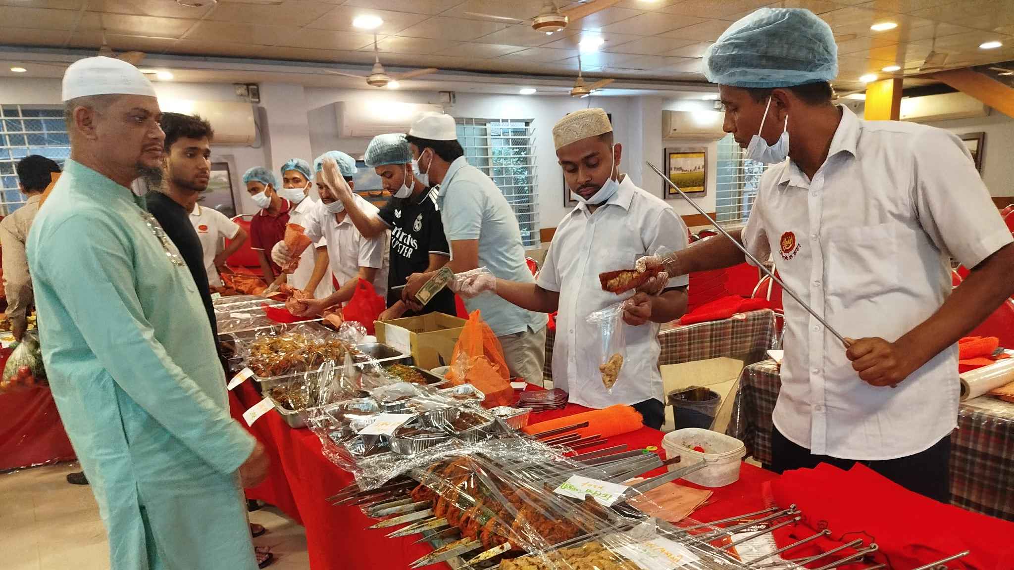 প্রথম দিনেই জমে উঠেছে অলি-গলির ইফতার বাজার