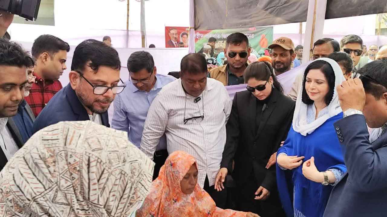 কড়াইল বস্তিতে হেলথ ক্যাম্পে জুবাইদা রহমান