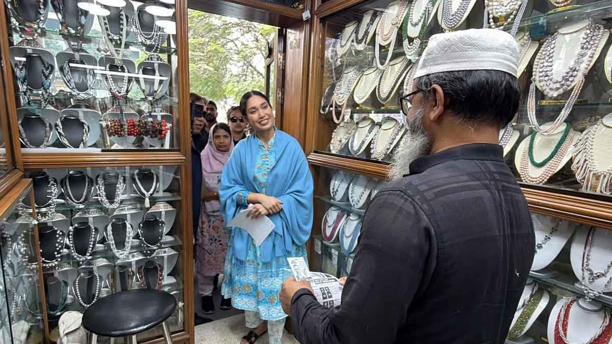 বাবার পক্ষে গণসংযোগে নামলেন জাইমা রহমান